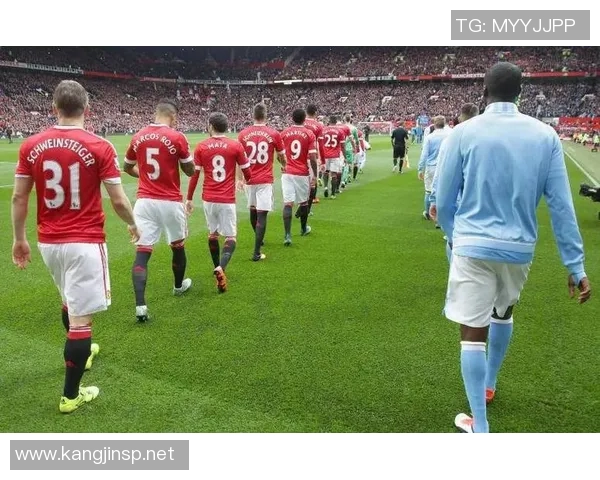 从街头到绿茵场没有青训的足球明星如何逆袭成就辉煌职业生涯