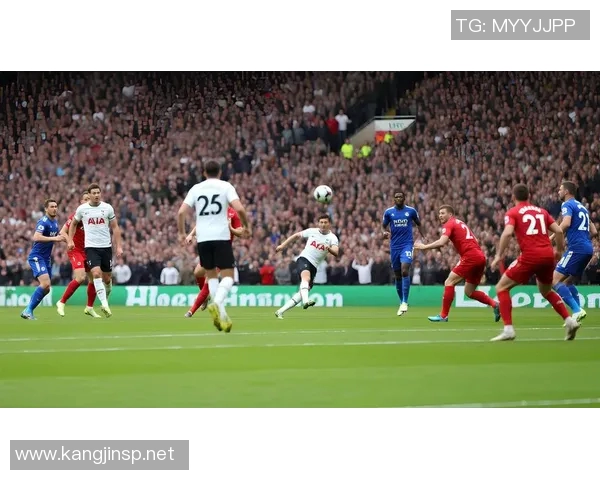 外国足球明星精彩带球瞬间的高清图片展示与分析